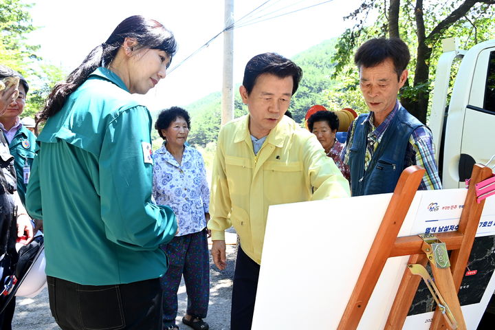 [진주=뉴시스]조규일 진주시장, 침수피해 현장 최종 점검.(사진=진주시 제공).2025.07.31.photo@newsis.com *재판매 및 DB 금지
