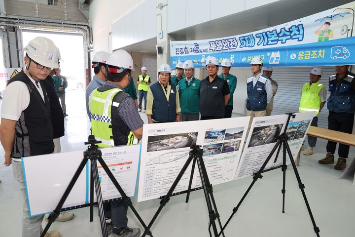 [양산=뉴시스] 나동연 시장이 온열질환 발생위험이 높은 주요 건설공사장을 직접 찾아 긴급 현장점검을 하고 있다. (사진=양산시 제공) 2025.07.31. photo@newsis.com *재판매 및 DB 금지