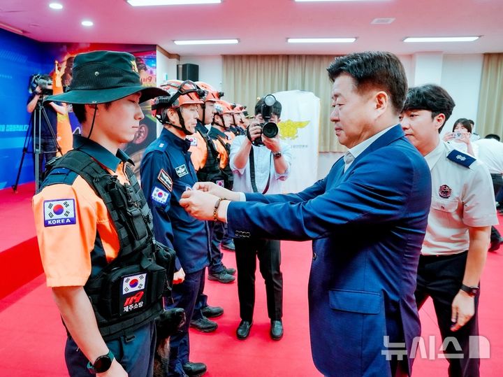 [제주=뉴시스] 오영훈 제주지사가 31일 제주소방교육대에서 열린 119특수대응단 출범식에서 대원들에게 패치를 부착하고 있다. (사진=제주소방안전본부 제공) 2025.07.31. photo@newsis.com