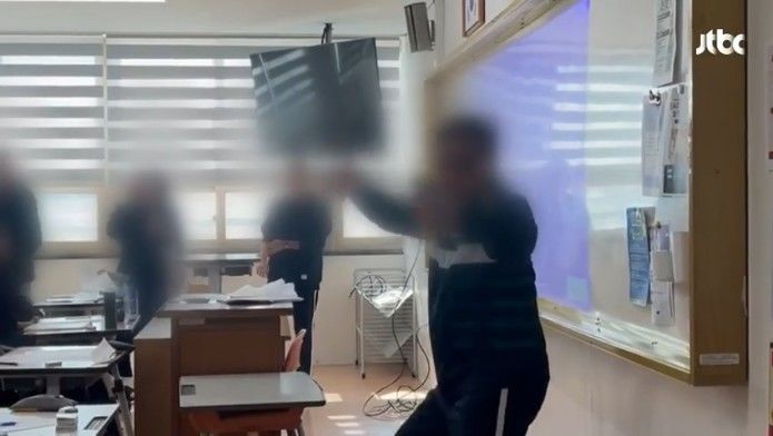 [뉴시스] 경남의 한 고등학교에 입학한 60대 만학도가 춤추는 모습. (출처=JTBC '사건반장') *재판매 및 DB 금지