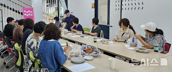 [완주=뉴시스] 완주문화의집과 삼례생활문화센터에서 운영하는 '우리끼리 예술놀이' 활동 모습. (사진=완주문화의집 제공) 2025.07.31. photo@newsis.com *재판매 및 DB 금지