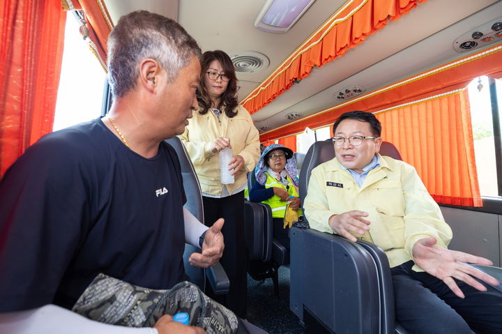 정헌율 익산시장이 '이동식 무더위 쉼터 버스'에서 주민들과 대화를 나누고 있다. (사진=익산시 제공) *재판매 및 DB 금지