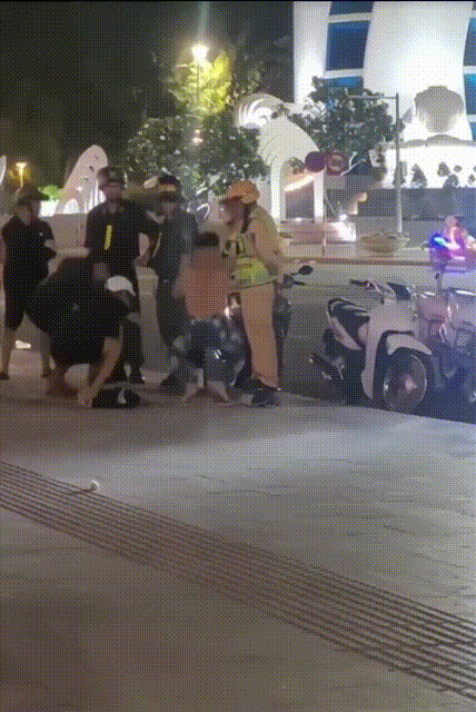 [뉴시스] 베트남 나트랑시에서 교통법규를 위반한 청소년들에게 경찰이 벌금 대신 '앉았다 일어섰다 30회'를 시켜 논란이 일고 있다. (사진=VN익스프레스) *재판매 및 DB 금지 *재판매 및 DB 금지