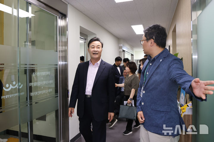 [의왕=뉴시스] 김성제 시장이 리모델링을 마치고 새롭게 문을 연 장애인자립생활센터를 둘러보고 있다. (사진=의왕시 제공).2025.07.31.photo@newsis.com