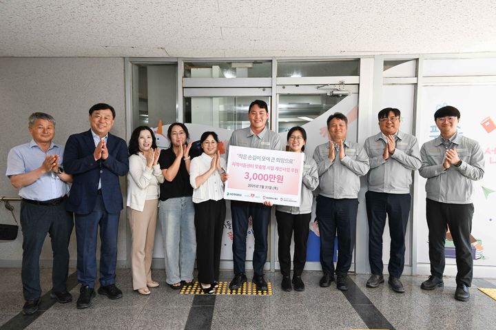 [울산=뉴시스] HD현대1%나눔재단과 HD현대미포 관계자들이 31일 울산 동구 푸른솔지역아동센터에서 지역아동센터 시설 개선 지원금 3000만원을 전달하고 있다. (사진=HD현대미포 제공) 2025.07.31. photo@newsis.com *재판매 및 DB 금지