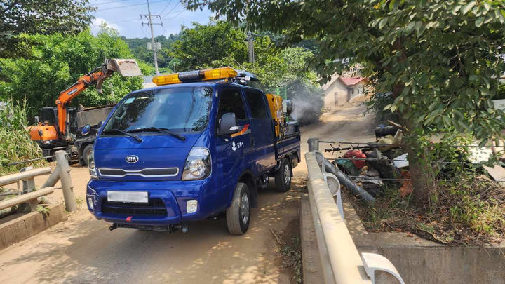 [강릉=뉴시스] 30일 최근 집중호우로 피해를 입은 경기도 가평군에 감염병 확산 방지를 위한 방역 인력과 차량을 긴급 지원한 가운데 강릉시 방역팀이 침수주택 등에에 대해 방역을 실시하고 있다.(사진=강릉시 제공)photo@newsis.com *재판매 및 DB 금지