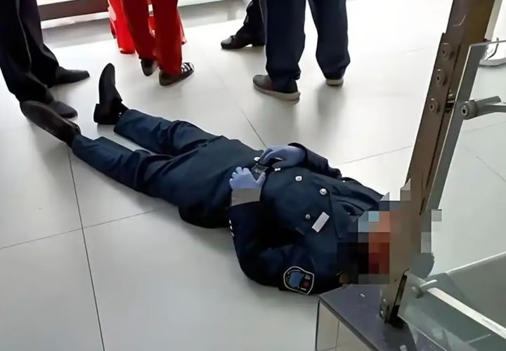 [서울=뉴시스] 중국의 한 아파트 단지 경비원이 에어컨이 없는 보안초소에서 근무하다가 심장마비로 쓰러져 숨지고도 사측으로부터 산재로 인정받지 못한 사연이 전해졌다. (사진 = 바이두 캡처) 2025.07.31. *재판매 및 DB 금지