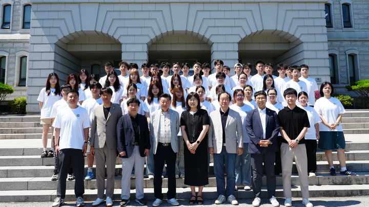 [천안=뉴시스] 호서대 교수들과 중국 호남이공대 학생들 프로그램 종료 후 기념 사진을 찍고 있다.(사진=호서대학교 제공) 2025.07.31. photo@newsis.com *재판매 및 DB 금지