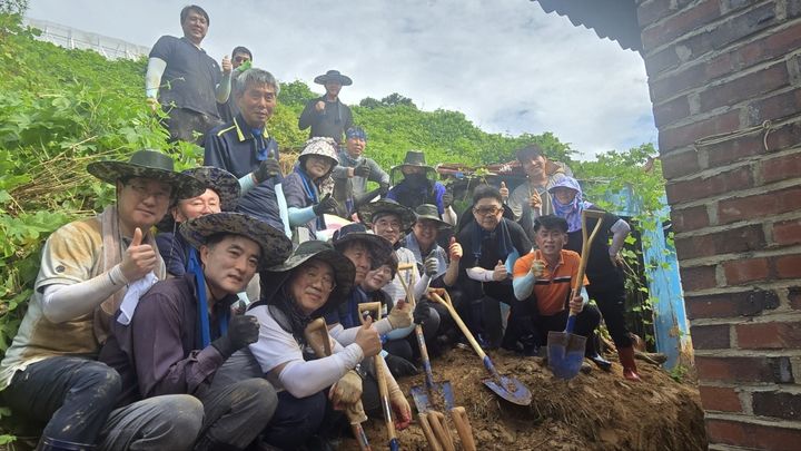 [계룡=뉴시스]계룡시는 31일 집중호우로 큰 피해를 입은 충남 예산군 고덕면 일원을 찾아 수해복구 봉사활동을 펼쳤다. 2025. 07. 31 photo@newsis.com *재판매 및 DB 금지