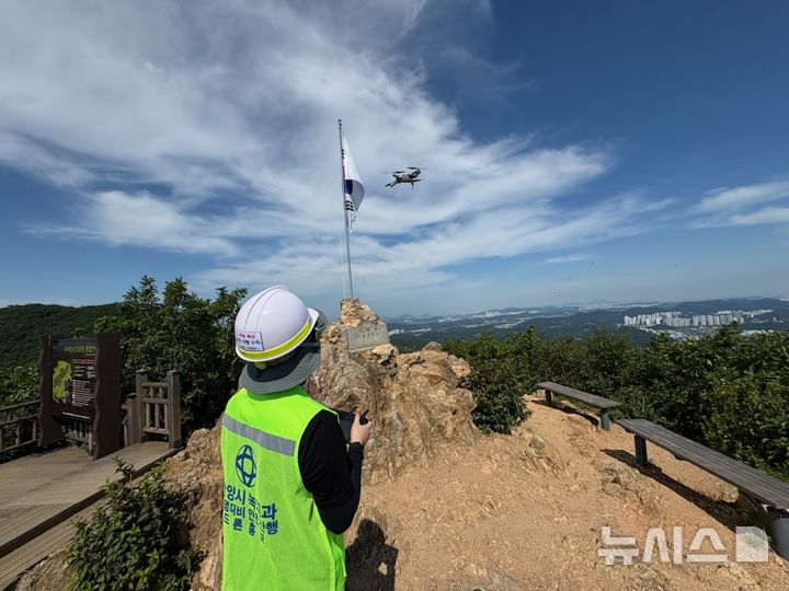 [안양=뉴시스] 안양시가 연일 이어지는 폭염에 드론을 활용한 등산객 안전 홍보를 하고 있다. (사진=안양시 제공). 2025.07.31.photo@newsis.com
