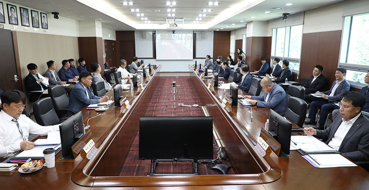 강원랜드는 31일 본사 7층 임원회의실과 서울사무소를 연결한 화상회의를 통해 제223차 이사회를 열고 있다.(사진=강원랜드 제공) *재판매 및 DB 금지