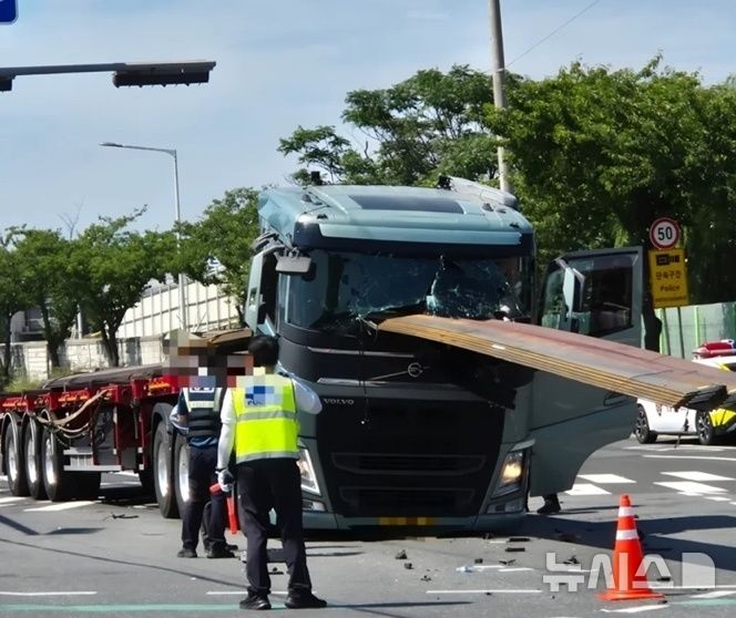 [포항=뉴시스] 안병철 기자 = 31일 오후 2시12분께 경북 포항시 남구 인덕동 한 교차로에서 25t 트레일러가 포터 화물차를 들이받아 1명이 경상을 입었다.(사진=독자 제공) 2025.07.31. photo@newsis.com