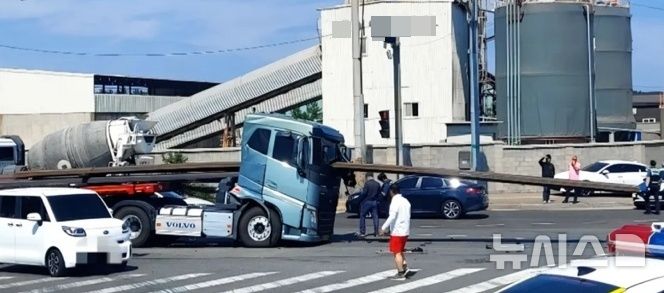 [포항=뉴시스] 안병철 기자 = 31일 오후 2시12분께 경북 포항시 남구 인덕동 한 교차로에서 25t 트레일러가 포터 화물차를 들이받아 1명이 경상을 입었다.(사진=독자 제공) 2025.07.31. photo@newsis.com