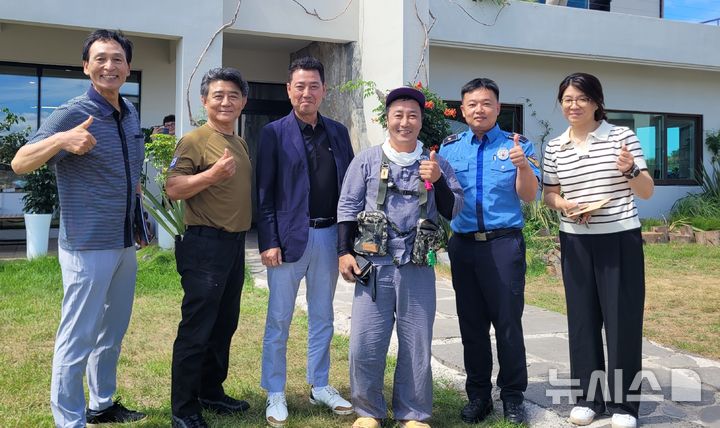[제주=뉴시스] 개그맨 김병만씨가 30일 제주해양경찰서 해양재난구조대 산하 수중구조부에 가입하고 해경 관계자들과 기념 사진을 찍고 있다. (사진=제주해양경찰서 제공) 2025.07.31. photo@newsis.com