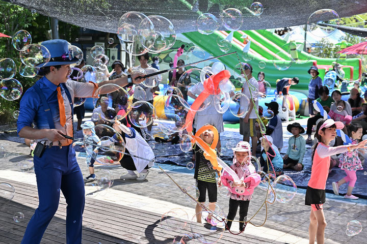 [광주=뉴시스] 31일 광주 서구 화정4동 맛고을 어린이공원에서 어린이와 학부모가 함께하는 '화사워터플레이 시즌2'가 열리고 있다. (사진=광주 서구 제공) 2025.07.31. photo.newsis.com *재판매 및 DB 금지