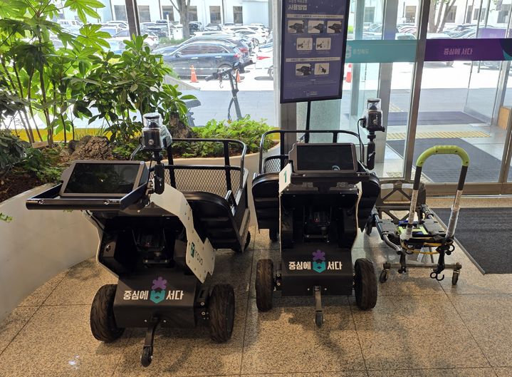 충북도청 신관 로비에 배치된 추총형 배송로봇. *재판매 및 DB 금지