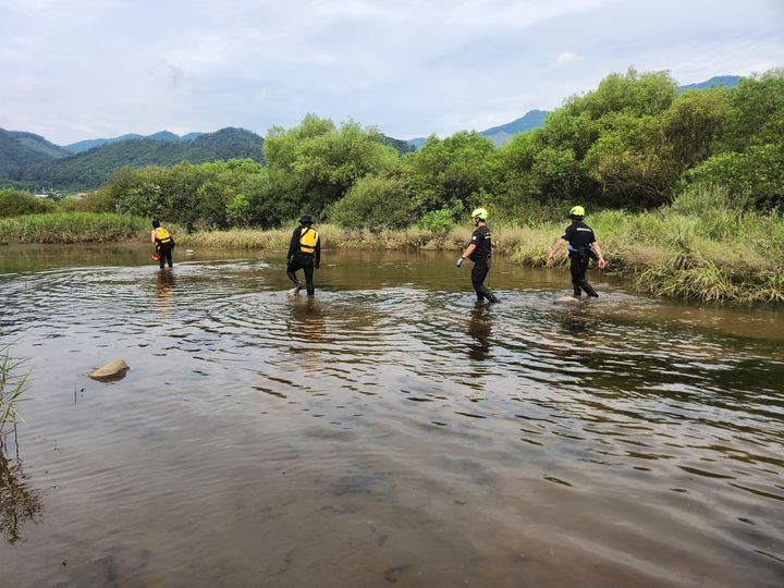 가평 집중호우 실종자 수색에 나선 소방대원들이 청평댐 인근을 수색하고 있다. (사진=경기북부소방재난본부 제공) photo@newsis.com *재판매 및 DB 금지