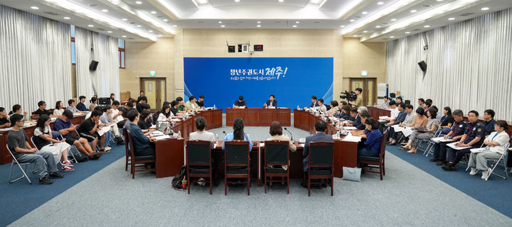 [제주=뉴시스] 31일 오후 제주도청 탐라홀에서 '제9기 제주청년원탁회의 제안정책 난상토의'가 열리고 있다. (사진=제주도 제공) 2025.07.31. photo@newsis.com *재판매 및 DB 금지