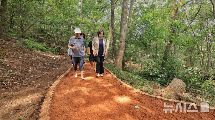 [과천=뉴시스] 31일 개장한 '청계산 황톳길'을 신계용 시장(사진 오른쪽)이 시민들과 걷고 있다. (사진=과천시 제공).2025.07.23.photo@newsis.com