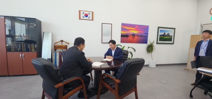 [아산=뉴시스] 설명하는 오세현 아산시장. 2025.07.31.photo@newsis.com&nbsp; *재판매 및 DB 금지