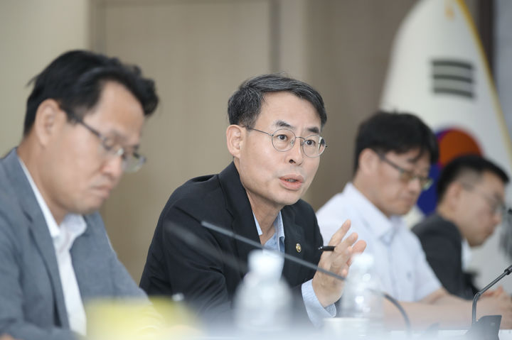 [서울=뉴시스] 강희업 국토교통부 2차관이 31일 오후 도로·철도·항공 등 교통분야 공공기관을 소집해 대책회의를 개최하고 모두발언을 하고 있다. 2025.07.31. (사진=국토부 제공) photo@newsis.com *재판매 및 DB 금지