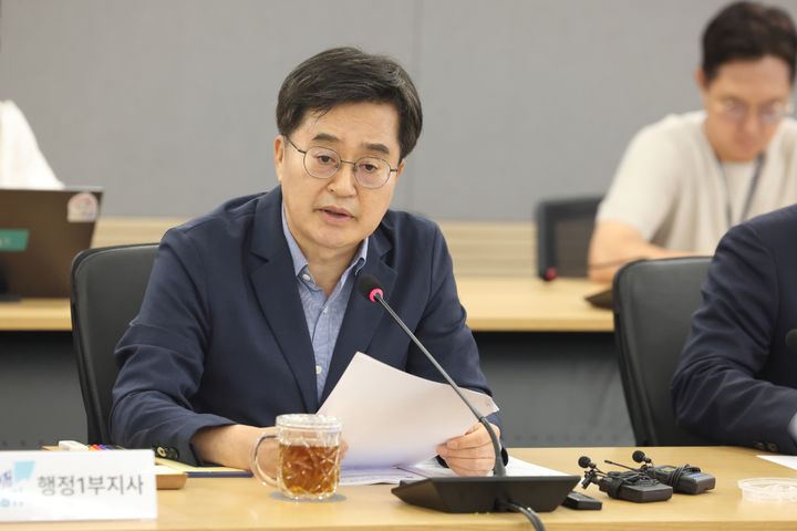 [수원=뉴시스] 김동연 경기도지사가 31일 도청 5층 서희홀에서 '한미관세 협상 타결에 따른 경기도 특별지원대책 회의'를 소집해 발언하고 있다. (사진=경기도 제공) 2025.07.31. photo@newsis.com *재판매 및 DB 금지