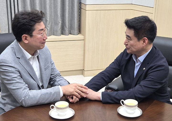 [원주=뉴시스] 31일 최혁진 국회의원이 원강수 원주시장을 찾아 아카데미국장 철거 반대 시위로 검찰 구형을 받은 아친들에 대한 처벌 불원서 제출을 논의하고 있다. 2025.07.31. wonder8768@newsis.com *재판매 및 DB 금지