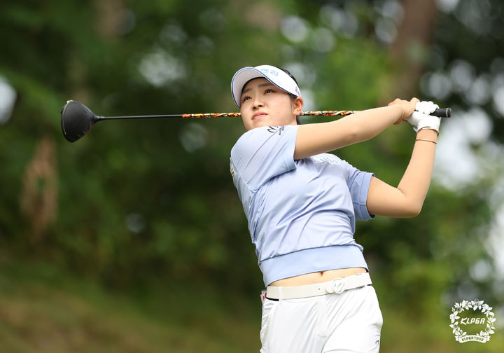 [서울=뉴시스] 유현조가 31일 강원도 원주시 오로라 골프&리조트(파72)에서 열린 한국여자프로골프(KLPGA) 투어 오로라월드 레이디스 챔피언십 1라운드 16번홀에서 티샷을 하고 있다. (사진=KLPGA 제공) 2025.07.31. *재판매 및 DB 금지