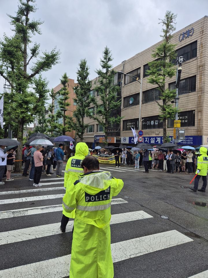 [고양=뉴시스] 경기 고양시 식사동 주민들이 16일 지역 내 데이터센터 건립을 반대하는 집회를 고양시청 앞에서 진행하고 있다. (사진 = 식사동 주민 제공). 2025.07.16.photo@newsis.com *재판매 및 DB 금지