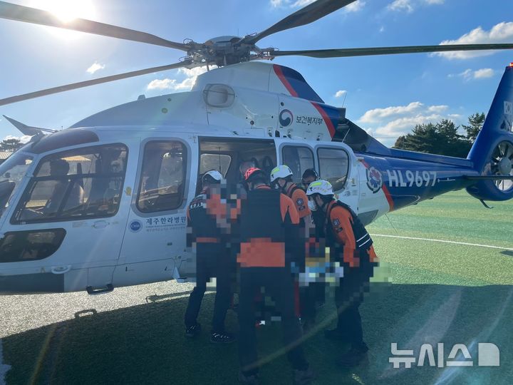 [제주=뉴시스] 31일 오후 제주 서귀포시 남원읍 도로에서 차량에 치인 80대 오토바이 운전자가 닥터헬기에 의해 병원으로 이송되고 있다. (사진=제주소방안전본부 제공) 2025.07.31. photo@newsis.com 