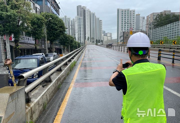 [안양=뉴시스] 고성능 카메라를 활용한 고가도로 상부 안전 점검 현장. (사진=안양시 제공). 2025.07.31.photo@newsis.com