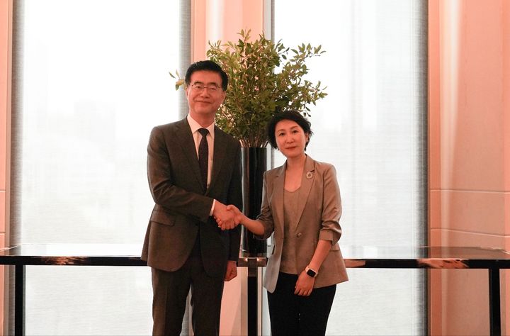 [서울=뉴시스] 이재웅 외교부 대변인과 마오닝 중국 외교부 대변인. (사진=외교부 제공) 2025.07.31 *재판매 및 DB 금지