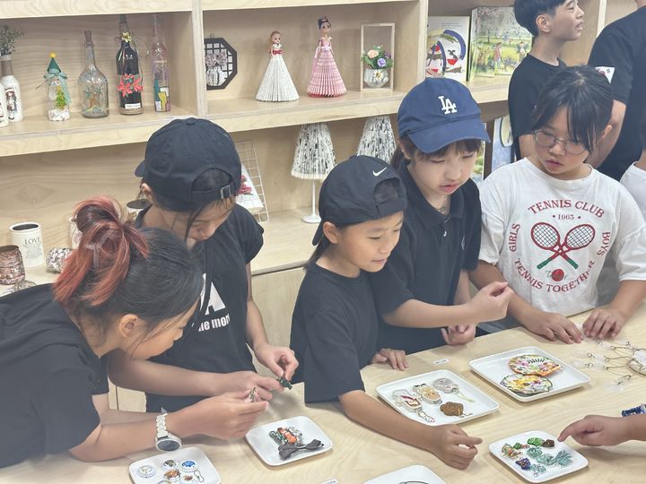 [당진=뉴시스] 충남 당진 거산지역아동센터 아이들이 31일 개관한 당진시탄소중립지원센터 홍보전시관을 찾아 재활용품으로 만든 제품들을 구경하고 있다. (사진=당진시 제공) 2025.07.31. photo@newsis.com *재판매 및 DB 금지