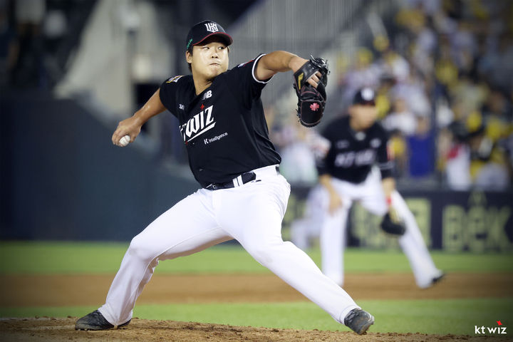 [서울=뉴시스] 프로야구 KT 위즈 강백호가 31일 서울 잠실구장에서 열린 2025 신한 쏠뱅크 KBO리그 LG 트윈스와의 경기 8회 등판해 공을 던지고 있다. (사진=KT 위즈 제공) 2025.07.31. *재판매 및 DB 금지