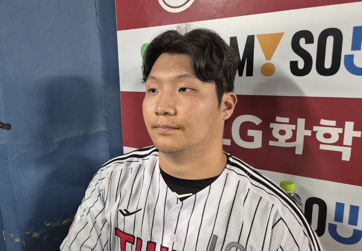 [서울=뉴시스] 문채현 기자 = 프로야구 LG 트윈스 문보경이 31일 서울 잠실구장에서 열린 2025 신한 쏠뱅크 KBO리그 KT 위즈와의 경기에서 승리한 뒤 취재진과 인터뷰를 하고 있다. 2025.07.31. dal@newsis.com *재판매 및 DB 금지