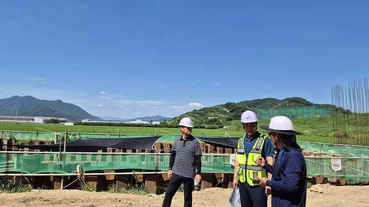 [창원=뉴시스]한국농어촌공사 창원지사, 건설현장 온열질환 예방 점검.(사진=한국농어촌공사 창원지사 제공) 2025.07.31.photo@newsis.com *재판매 및 DB 금지