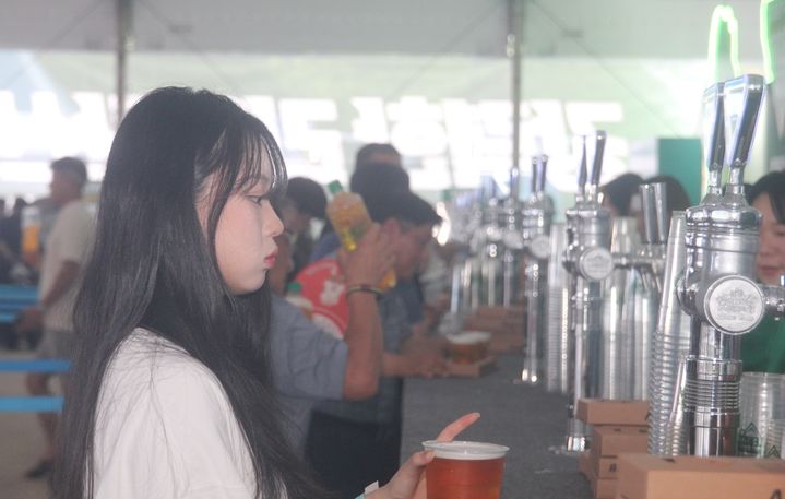 [홍천=뉴시스] 31일 '홍천강 별빛음악 맥주축제'가 "Hip하게, 놀자!"라는 슬로건 아래 이날 오후 7시 홍천 토리숲에서 개막식을 가졌다. 사진은 축제장 모습. syi23@newsis.com *재판매 및 DB 금지