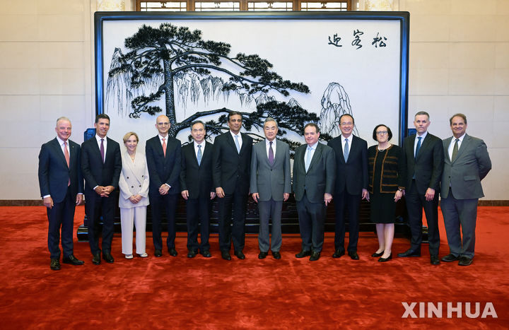 [베이징=신화/뉴시스] 왕이 중국 공산당 정치국 위원 겸 외교부장(오른쪽에서 6번째)이 30일 베이징에서 미중무역전국위원회(USCBC) 대표단과 만나 기념 촬영을 하고 있다. 왕 부장은 대표단과의 회담에서 미중 양국이 교류와 협력을 강화해야 한다는 입장을 재확인했다. 2025.07.31