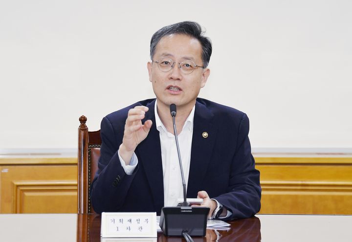 [서울=뉴시스] 이형일 기획재정부 차관이 31일 오전 서울 중구 은행회관에서 '거시경제금융회의'를 주재하고 있다. (사진=기획재정부 제공) 2025.07.31. photo@newsis.com *재판매 및 DB 금지