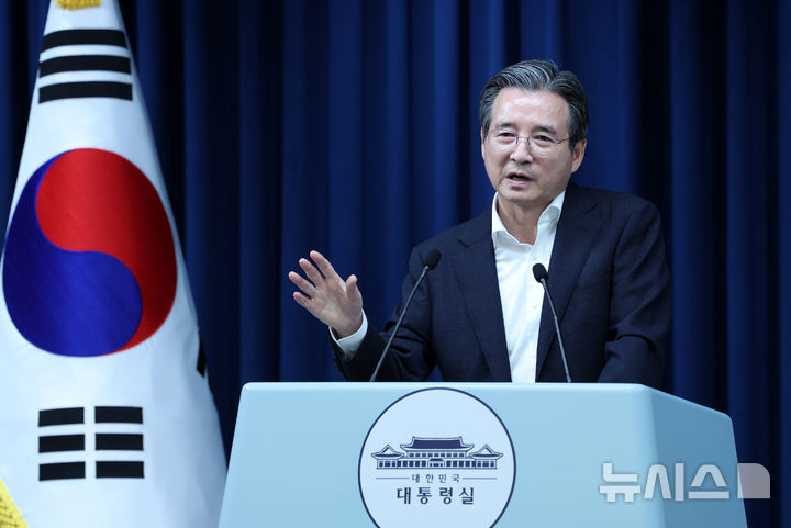 [서울=뉴시스] 고범준 기자 = 김용범 정책실장이 31일 서울 용산 대통령실 청사에서 관세 협상 타결 관련 브리핑을 하며 출입기자 질문에 답하고 있다. 2025.07.31. bjko@newsis.com