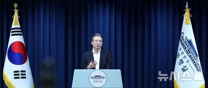 [서울=뉴시스] 고범준 기자 = 김용범 정책실장이 31일 서울 용산 대통령실 청사에서 관세 협상 타결 관련 브리핑을 하며 출입기자 질문에 답하고 있다. 2025.07.31. bjko@newsis.com