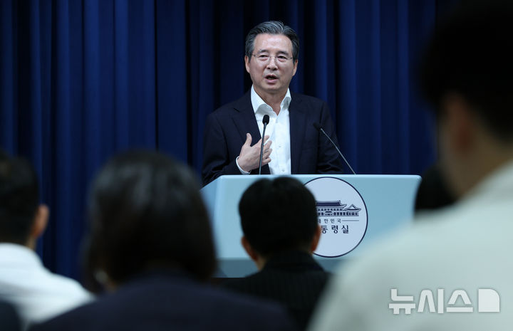 [서울=뉴시스] 고범준 기자 = 김용범 정책실장이 31일 서울 용산 대통령실 청사에서 관세 협상 타결 관련 브리핑을 하며 출입기자 질문에 답하고 있다. 2025.07.31. bjko@newsis.com