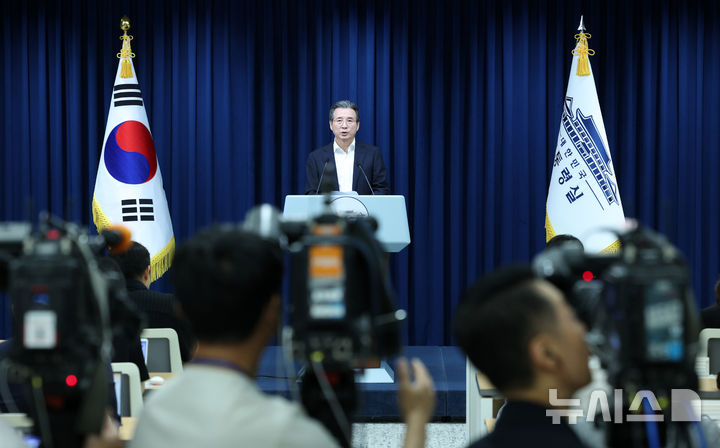 [서울=뉴시스] 고범준 기자 = 김용범 정책실장이 31일 서울 용산 대통령실 청사에서 관세 협상 타결 관련 브리핑을 하고 있다. 2025.07.31. bjko@newsis.com