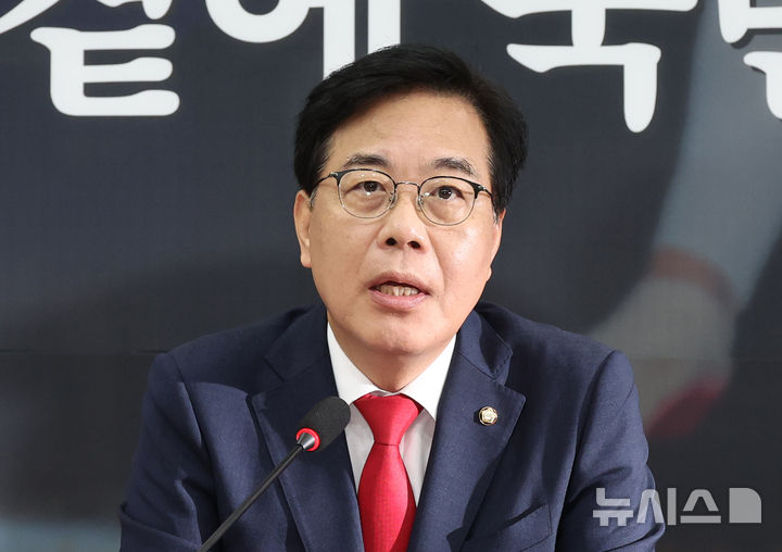 [서울=뉴시스] 김금보 기자 = 송언석 국민의힘 비상대책위원장 겸 원내대표가 31일 오전 서울 여의도 국회에서 열린 비상대책위원회의에서 발언을 하고 있다. 2025.07.31. kgb@newsis.com
