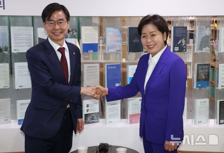[서울=뉴시스] 조성봉 기자= 조경태 국민의힘 당대표 후보와 양향자 최고위원 후보가 31일 오전 서울 여의도 국회 의원회관 의원열람실에서 열린 혁신후보 회동에서 악수를 하고 있다. 2025.07.31 suncho21@newsis.com