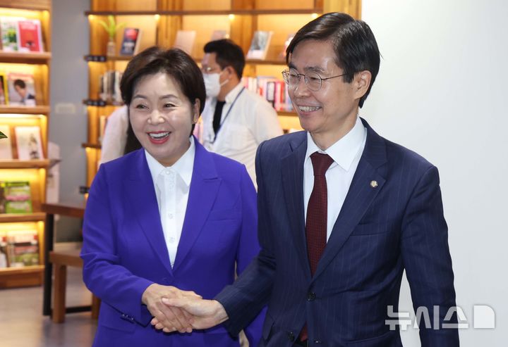 [서울=뉴시스] 조성봉 기자= 조경태, 양향자 국민의힘 당대표 후보가 31일 오전 서울 여의도 국회 의원회관 의원열람실에서 열린 혁신후보 회동에서 악수를 하고 있다. 2025.07.31 suncho21@newsis.com