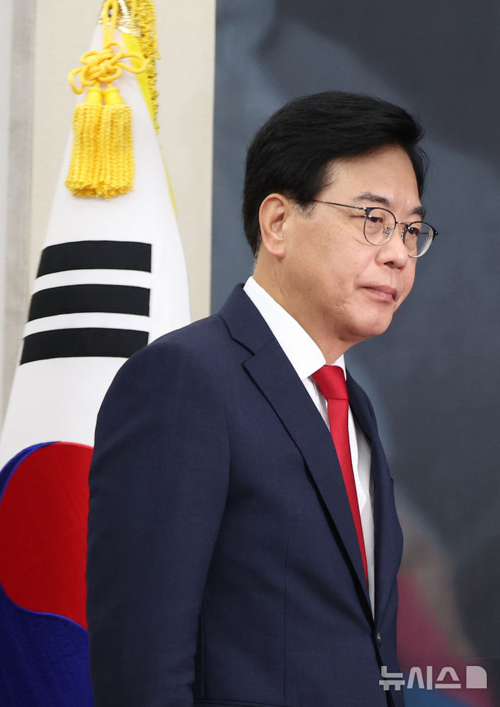 [서울=뉴시스] 김금보 기자 = 송언석 국민의힘 비상대책위원장 겸 원내대표가 31일 오전 서울 여의도 국회에서 열린 비상대책위원회의에 참석하고 있다. 2025.07.31. kgb@newsis.com