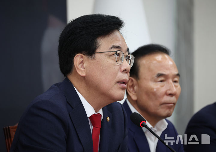 [서울=뉴시스] 김금보 기자 = 송언석 국민의힘 비상대책위원장 겸 원내대표가 31일 오전 서울 여의도 국회에서 열린 비상대책위원회의에서 발언을 하고 있다. 2025.07.31. kgb@newsis.com