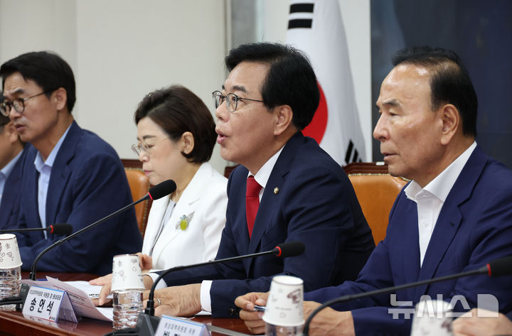 [서울=뉴시스] 김금보 기자 = 송언석 국민의힘 비상대책위원장 겸 원내대표가 31일 오전 서울 여의도 국회에서 열린 비상대책위원회의에서 발언을 하고 있다. 2025.07.31. kgb@newsis.com