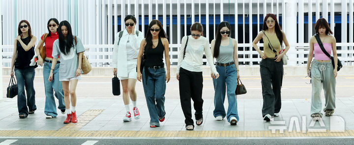 [인천공항=뉴시스] 김혜진 기자 = 그룹 트와이스가 롤라팔루자 시카고 참석을 위해 31일 인천국제공항을 통해 미국 시카고로 출국하고 있다. 2025.07.31. jini@newsis.com